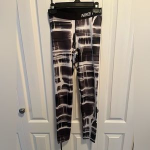 Black & White Nike Pro Leggings (Nike)
